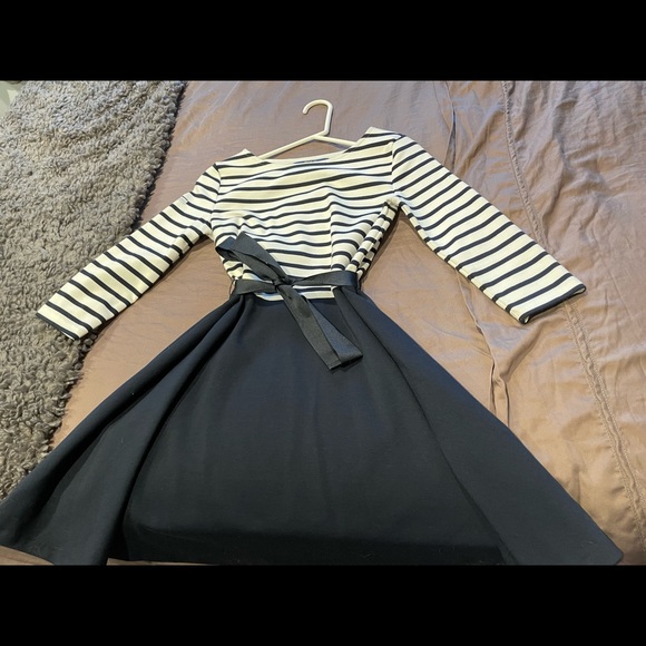 POLO Ralph Lauren - cute striped dress with fabric for a bow to add shape. - Picture 3 of 3